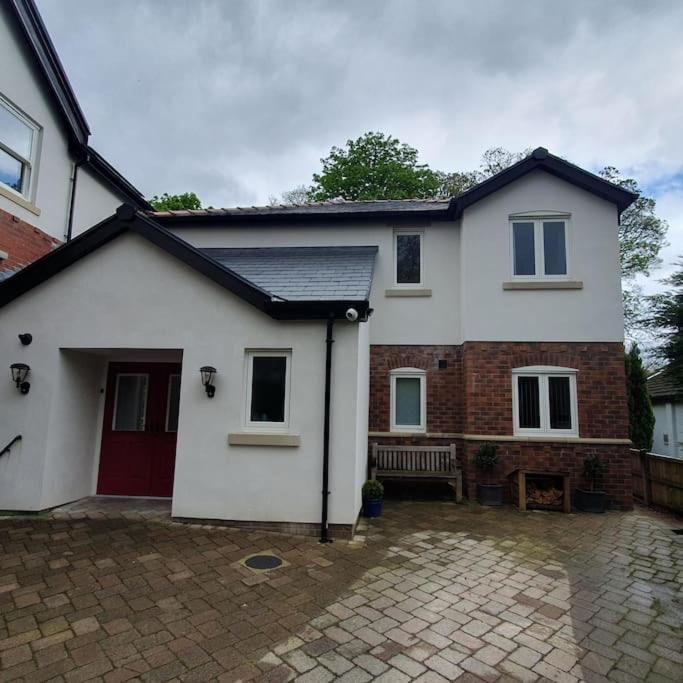 Churstonbnb, Private Flat Within Family Home, Bolton Lostock Exterior photo